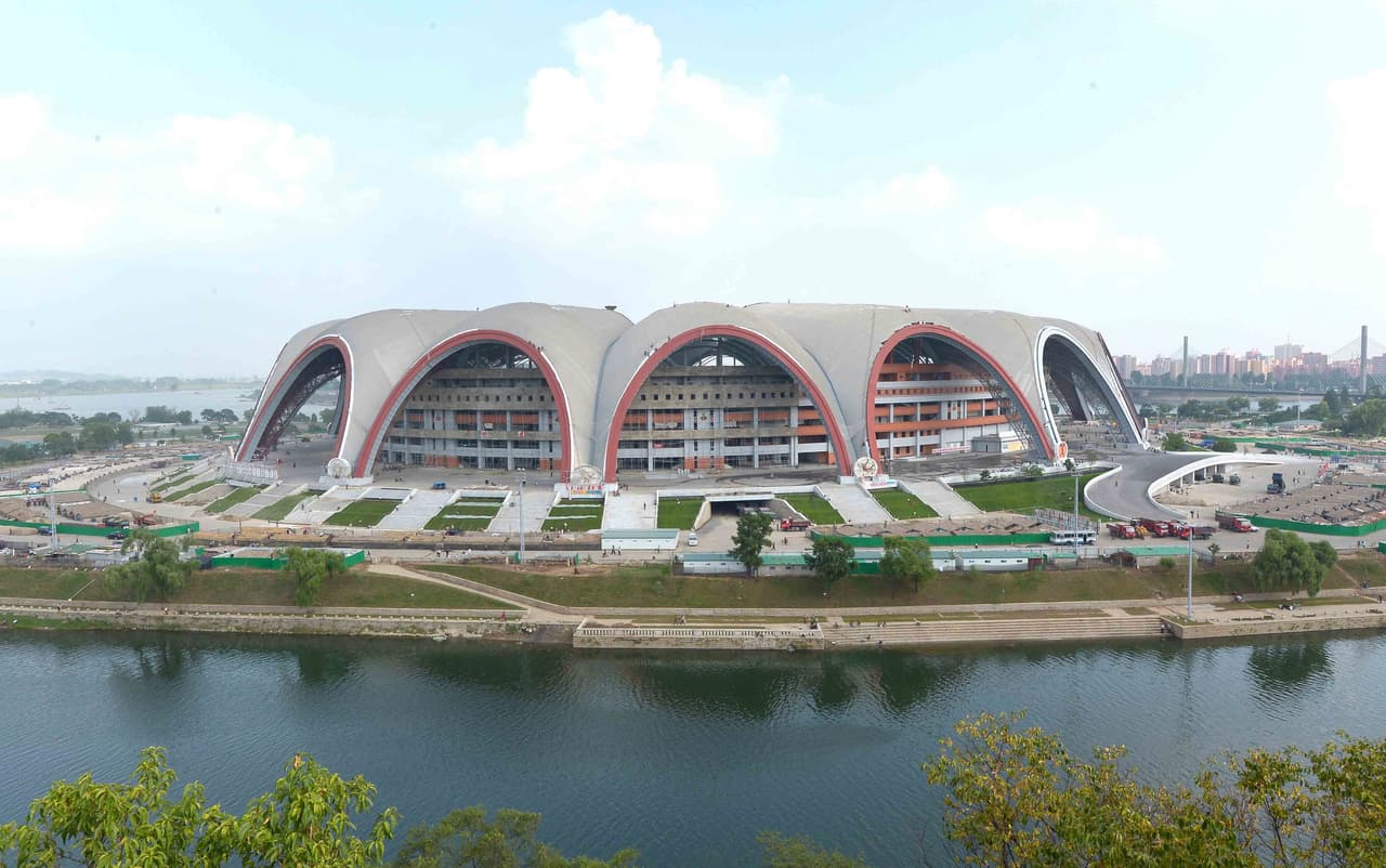 <b>El Estadio Rungrado Primero de Mayo.</b> Fue inaugurado en 1989 y es considerado el estadio más grande del mundo, con una capacidad de 150,000 personas.