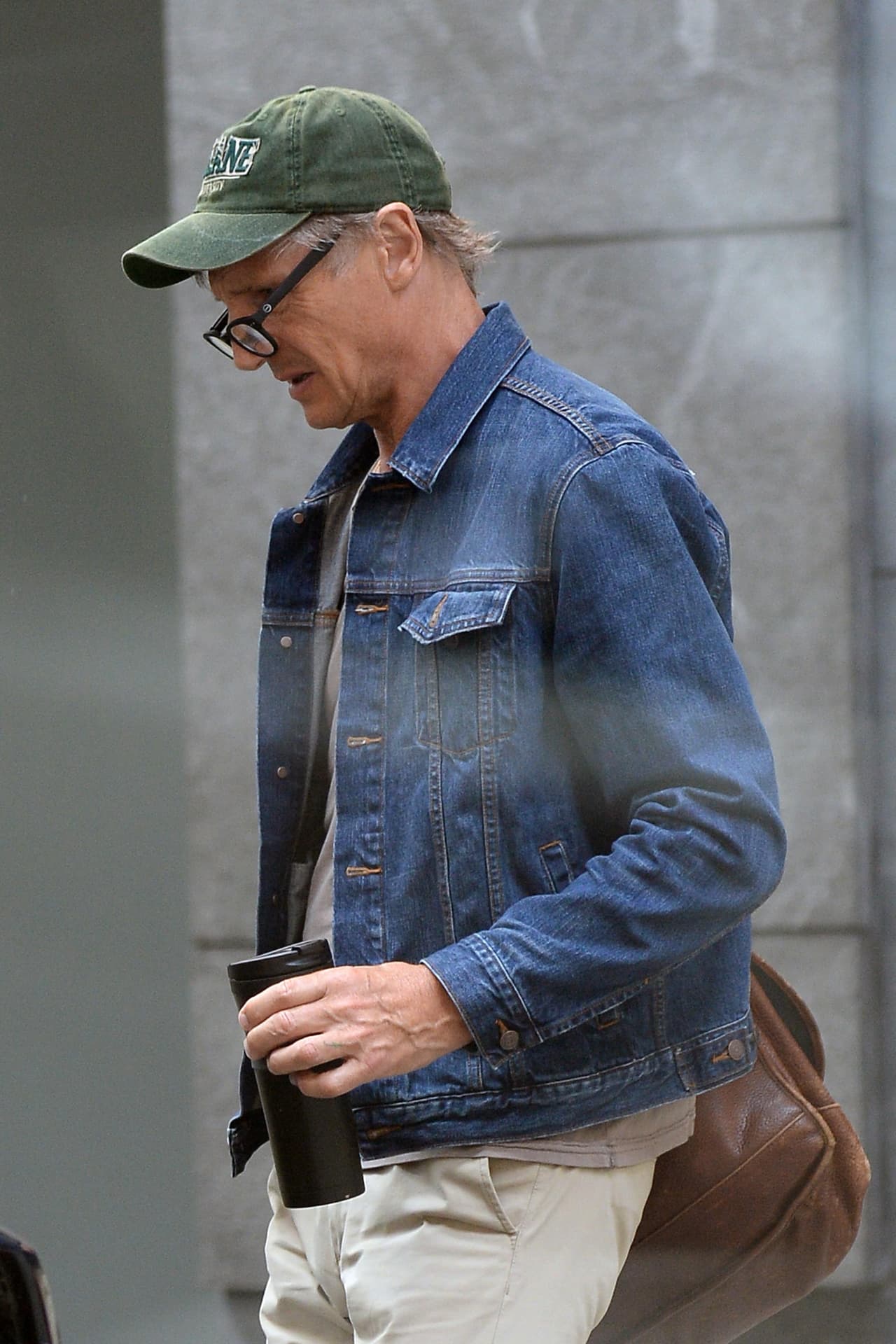 Liam Neeson sigue sorprendiendo por su aspecto frágil.