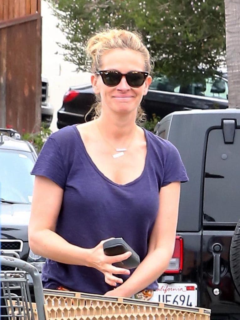Julia Roberts regala una sonrisita tras terminar de hacer las compras.