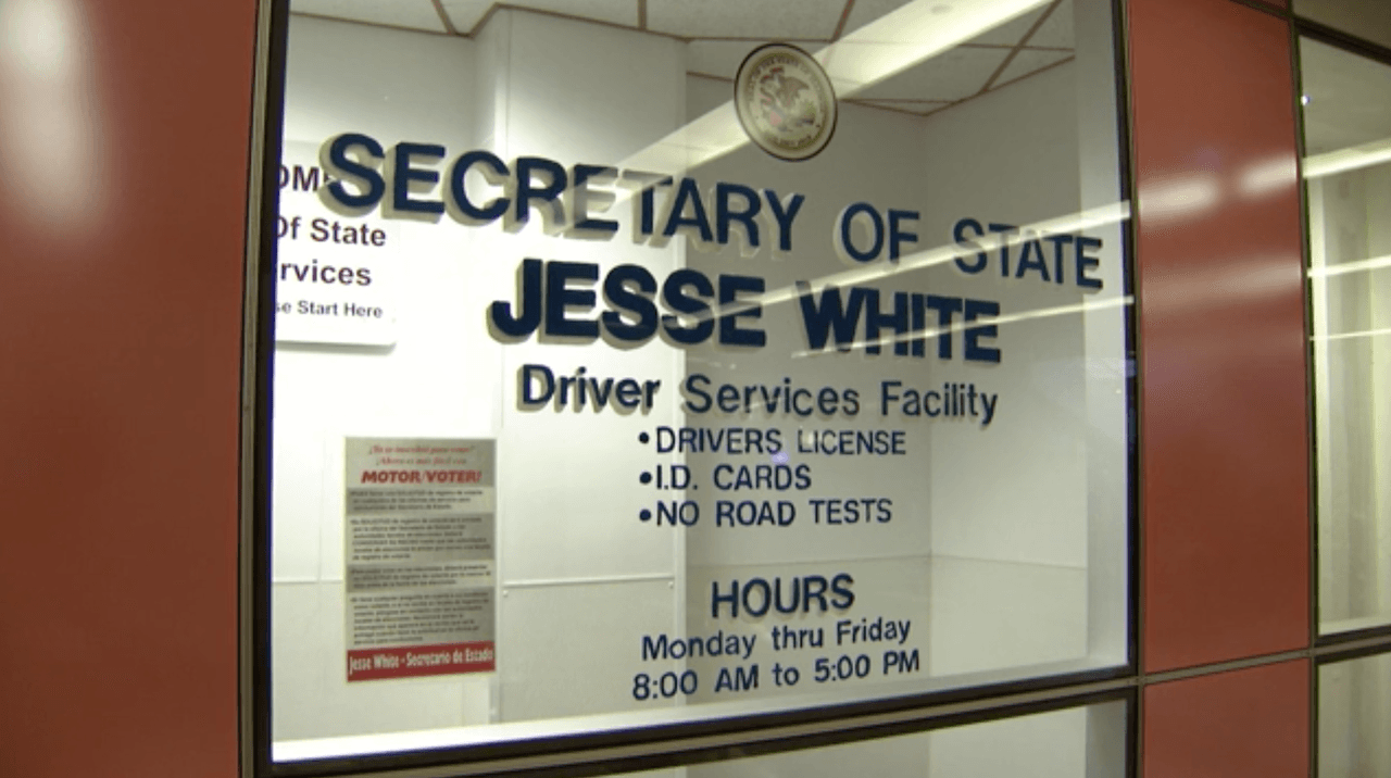 Todas las instalaciones de manejo de Illinois emiten el 'Real ID', con la excepción de las unidades móviles y las instalaciones exprés (Diversey, Lockport, Orland Park, Rockford Auburn St., Roscoe y Washington). Para encontrar la instalación más cercana, visite
<a href="https://apps.ilsos.gov/facilityfinder/facility" target="_blank">esta página</a>.