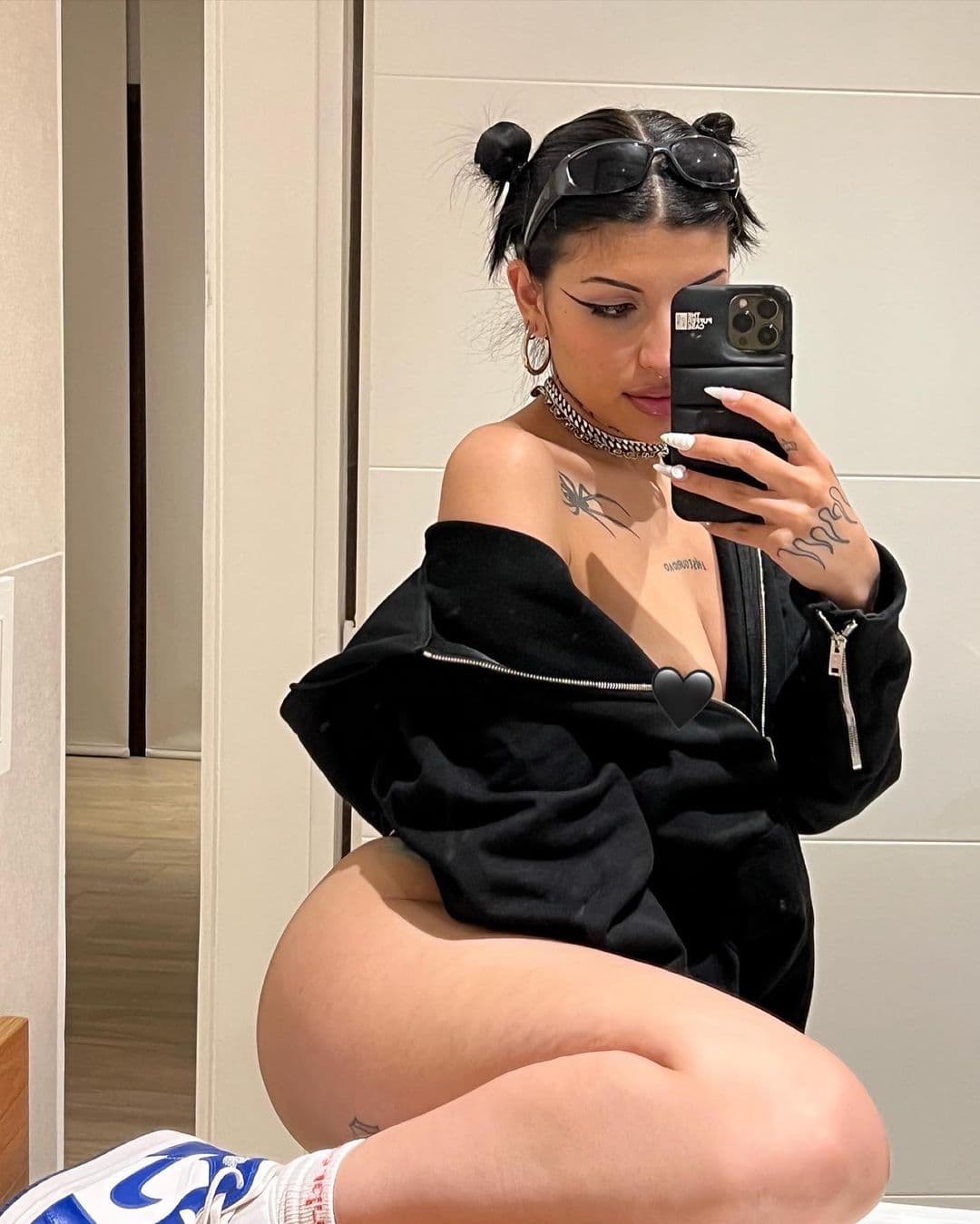 A pesar de que ella se sintió cómoda mostrando esa parte de su cuerpo, tuvo que borrar la publicación, debido a las normas de compartamiento de la red social. No obstante, minutos después las volvió a públicar, pero esta vez con un emoji de corazón negro sobre el pecho.