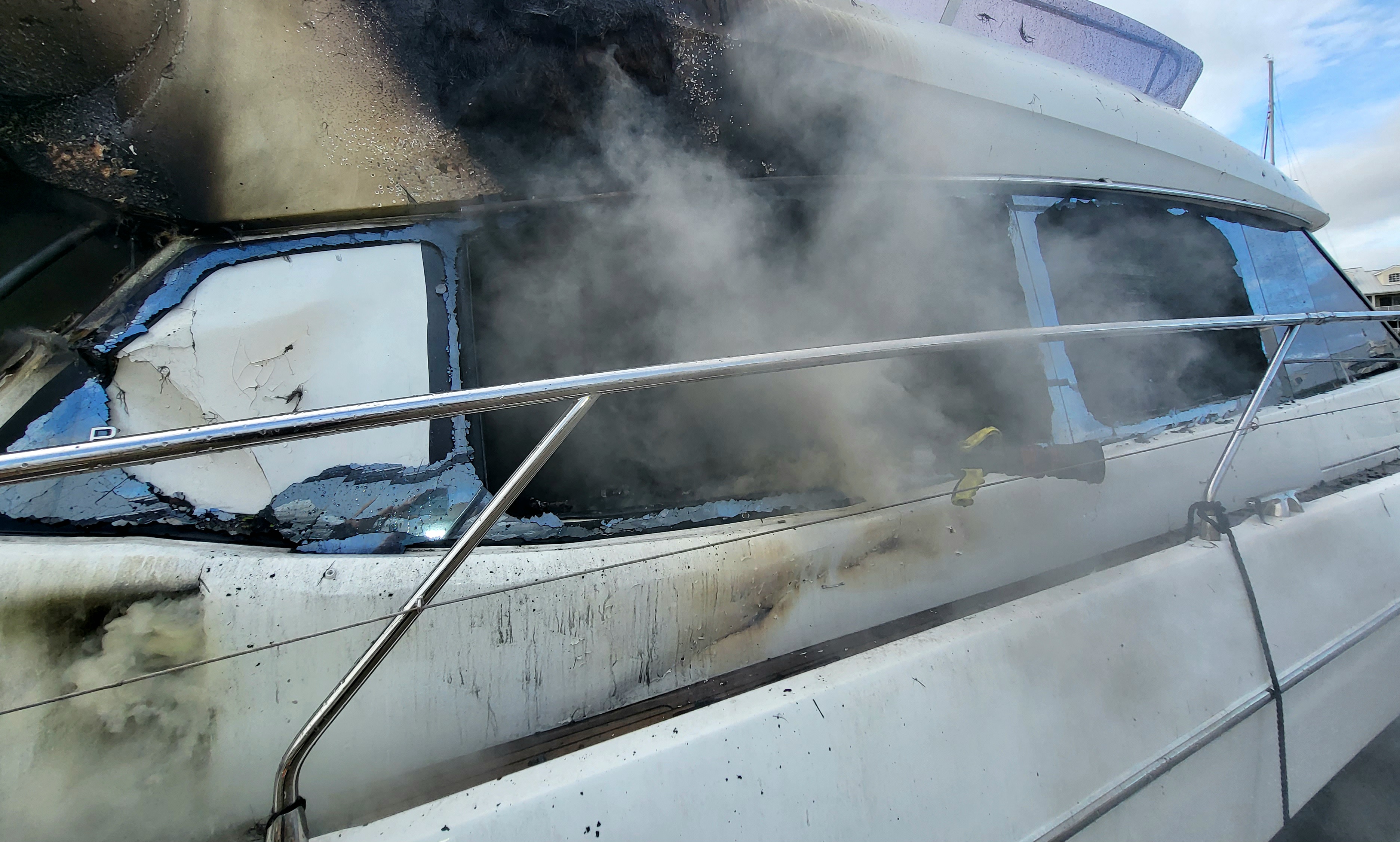 Los apagafuegos evitaron que el yate incendiado se hundiera al utilizar el sistema de drenaje de la embarcación.
<br>