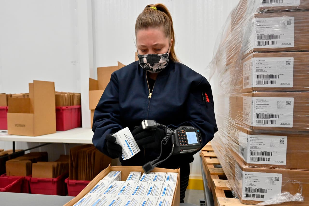 "Una tercera vacuna significa que Carolina del Norte puede vacunar a más personas antes, lo que salvará vidas y desacelerá la propagación", dijo la doctora Mandy Cohen, secretaria del Departamento de Salud y Servicios Humanos de Carolina del Norte (Ncdhhs).