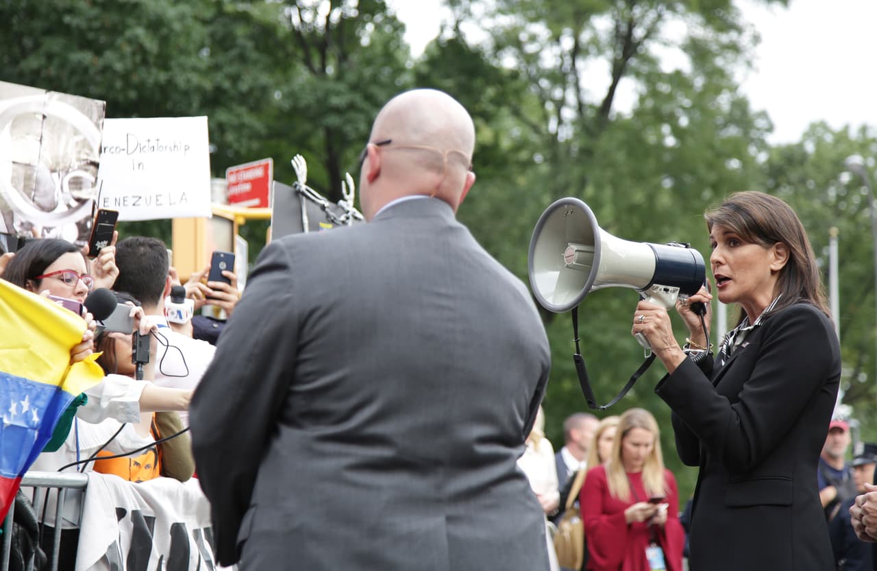 Nikki Haley arengando una manifestación de venezolanos que protestaban contra Maduro frente a la sede de la ONU.