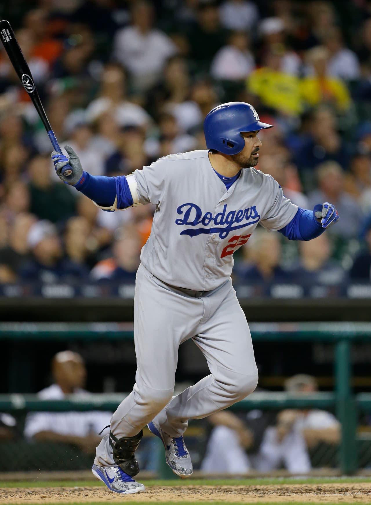 El 'Titán' Adrián González nació en Estados Unidos, pero tiene padres mexicanos por los que defiende el equipo de México de béisbol. En la MLB ha conseguido varios reconocimientos que lo han puesto como uno de los jugadores latinos de mejor nivel.
