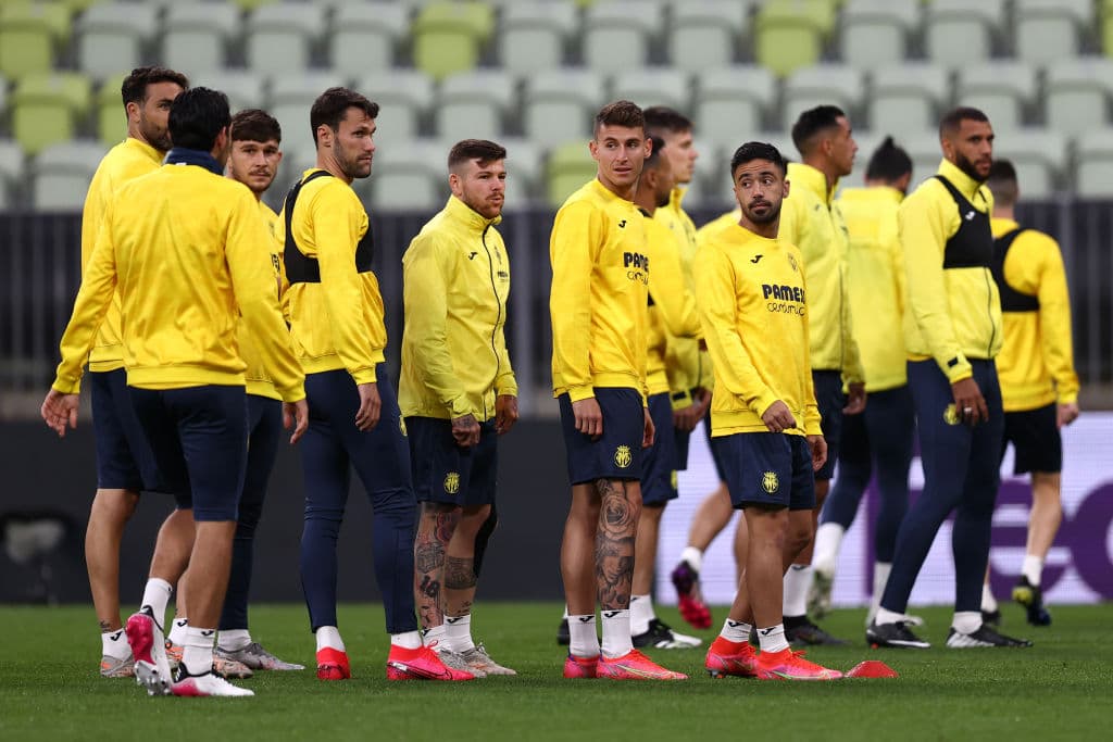 Unai Emery se encargó de hablar con todo el equipo antes de iniciar con los entrenamientos de cara a la final de la UEFA Europa League. Los jugadores del 'Submarino Amarillo' se mostraron alegeres y concentrados durante el calentamiento en el Arena Gdansk.