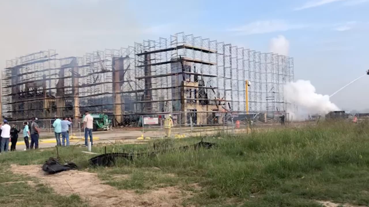 El siniestro comenzó en el cuarto piso del edificio, indica el reporte de las autoridades.