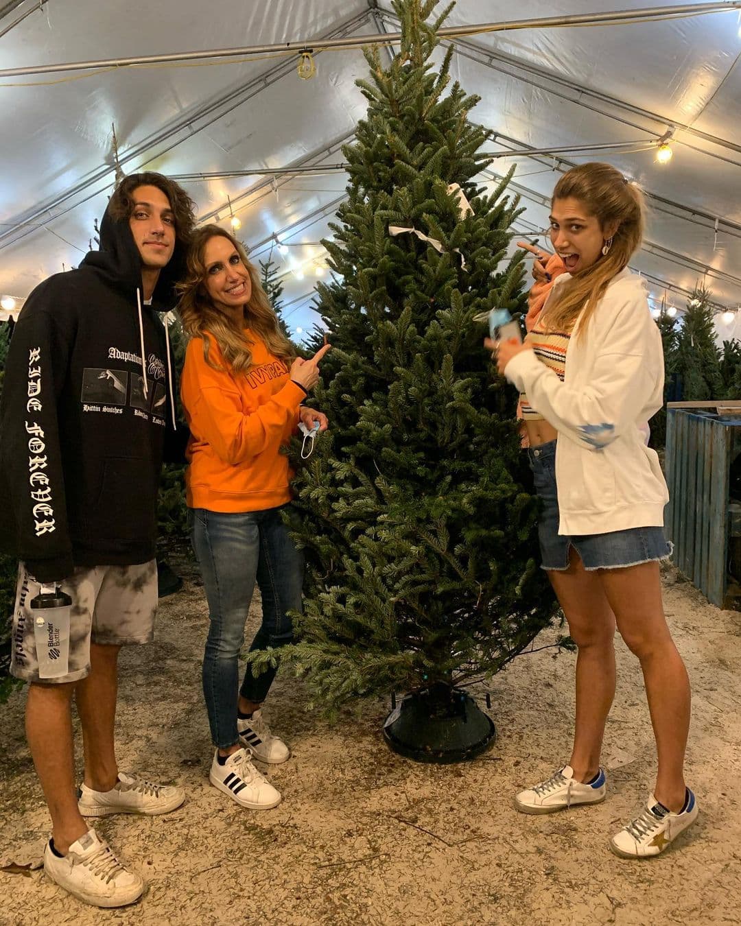 La Navidad cada vez está más cerca y el equipo de El Gordo y La Flaca está preparando sus hogares para pasar las fechas en compañía de sus seres amados. Hace unos días vimos en redes sociales a Lili Estefan y sus hijos eligiendo un frondoso árbol para llevar a casa.