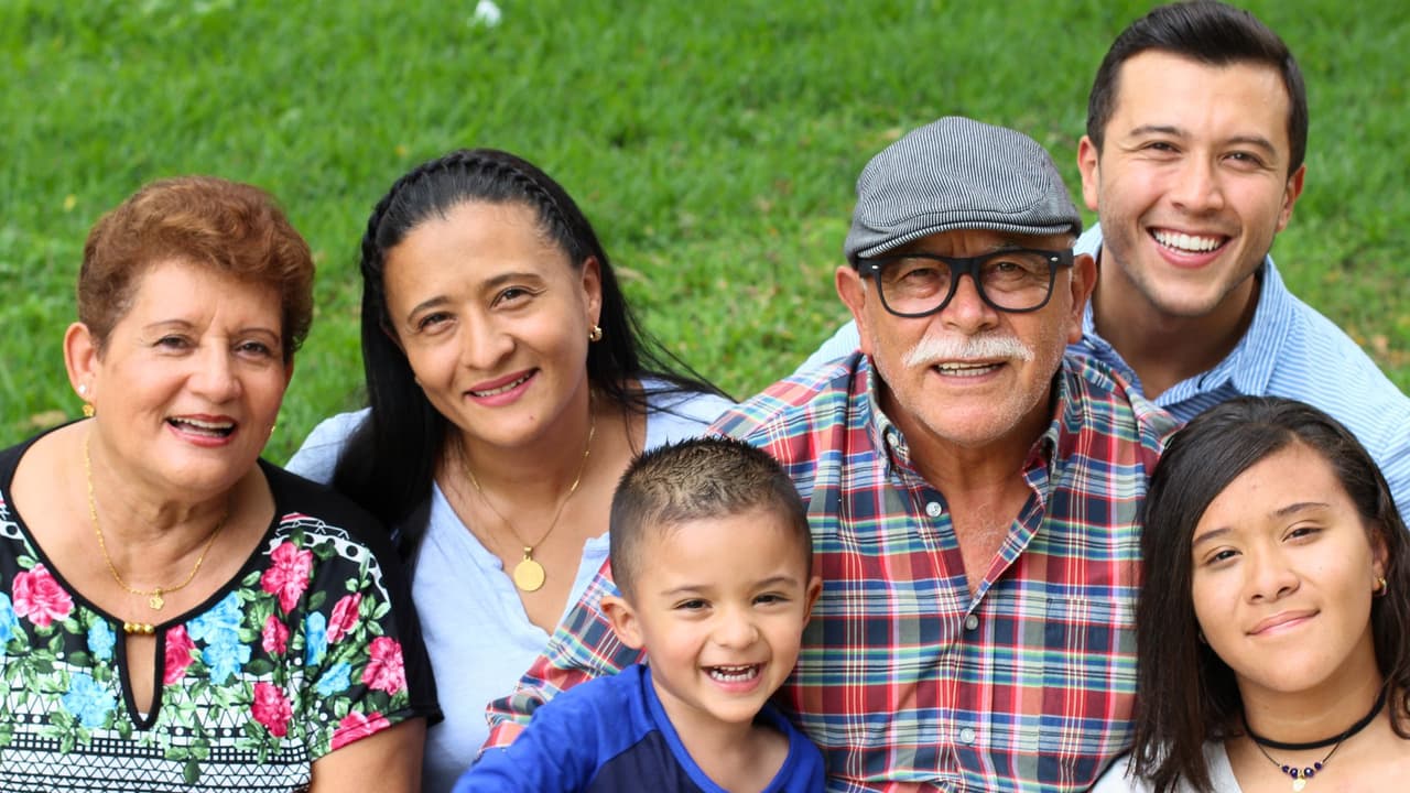 <b>Más de 12 millones de hispanos viven hoy en Texas</b>. Somos la mayoría. Pero,
<i>¿quiénes somos exactamente? ¿De dónde venimos? ¿Dónde vivimos? ¿Y cómo estamos cambiando al estado?</i> Esta guía responde esas preguntas con datos del censo y un enfoque humano:
<b>una herramienta pensada para ti, tu familia y nuestra comunidad en crecimiento.</b>