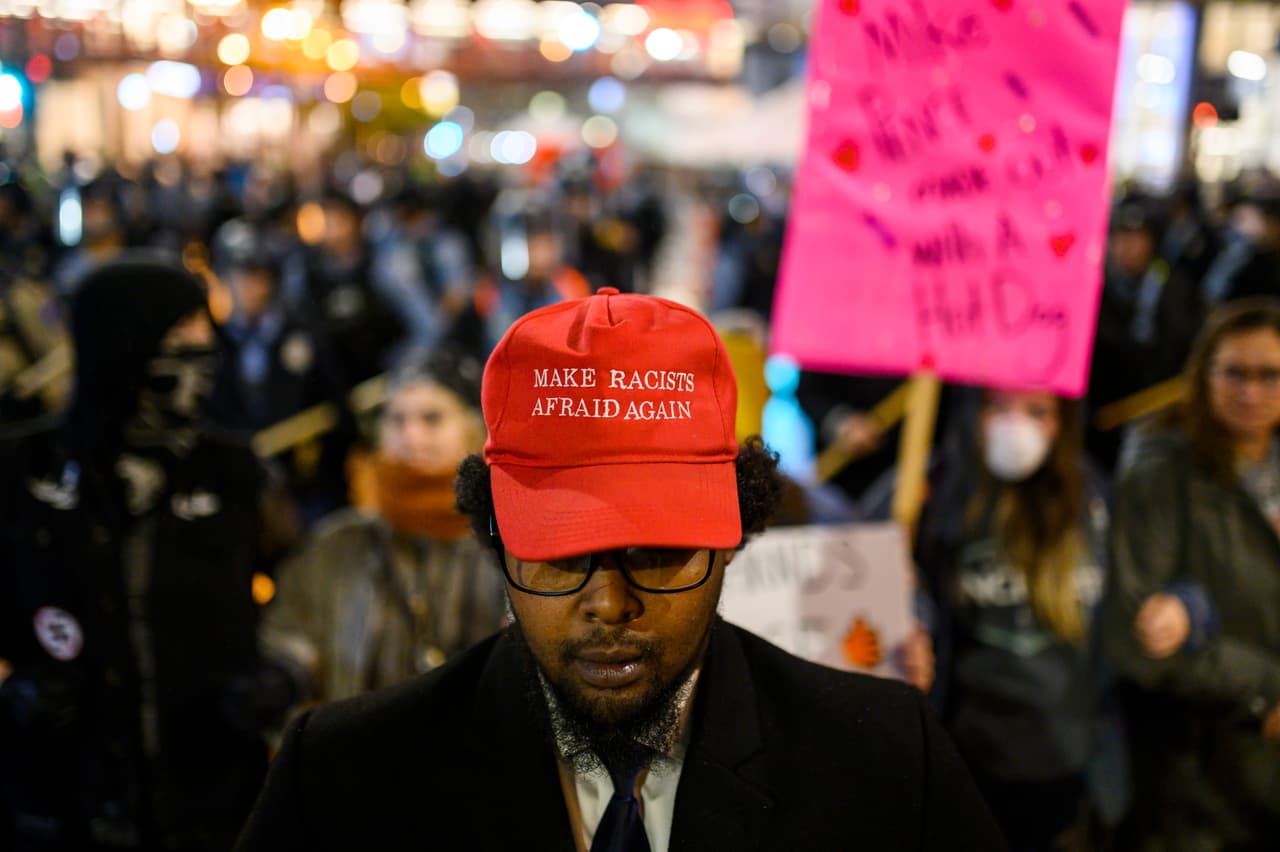 Un hombre que se identificó como Abdul Mohmed participó en la protesta contra Trump en Minneapolis llevando una gorra roja similar a la de la campaña del presidente, pero con el lema: Hacer que los racistas teman de nuevo.