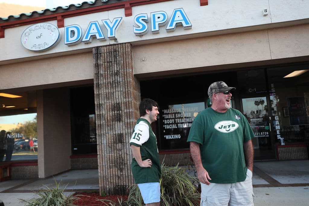 Otros fanáticos de los Jets llegaron al spa para conocer el lugar donde presuntamente Robert Kraft solicitó prostitución.