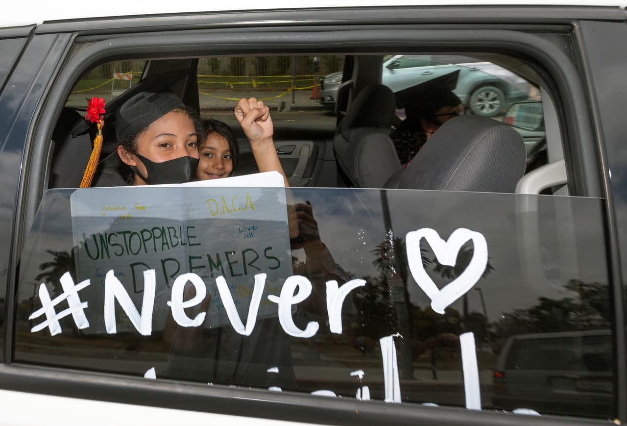 Otros jóvenes estudiantes desfilaron vistiendo sus trajes de graduación, mientras se unían a miembros de la Coalición por los Derechos Humanos de los Inmigrantes de Los Ángeles, CHIRLA, en una caravana de vehículos alrededor del Parque MacArthur.