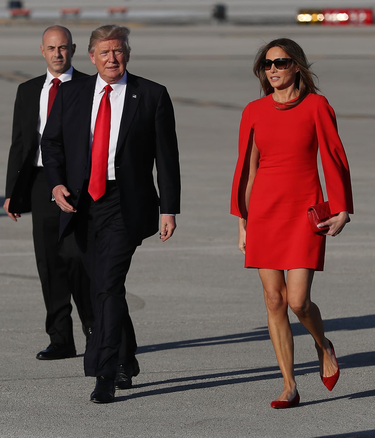 Melania Trump ha logrado crear imágenes emblemáticas con su estilo, como ocurrió con el traje corto rojo, de mangas amplias,
<b> de Givenchy (2,095 dólares)</b> y sus lentes oscuros en su primera aparición formal como primera dama. Además de eso, según la analista Mehren, ha logrado otra cosa: "Ella se ha mantenido al margen de cualquier tipo de controversia. No hay que olvidar que algunas de sus predecesoras empezaron sus turnos como primeras damas con una percepción negativa que les requirió mucho trabajo para ser reparada. De Melania más bien sabemos poco, sabemos que es bella, que es eslovena y que es la tercera mujer que le dice sí a Donald Trump".