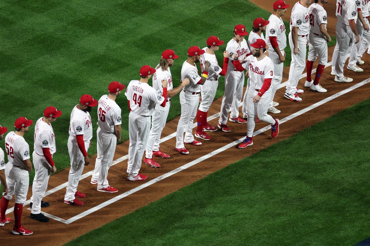 Bryce Harper #3 de los Phillies de Filadelfia saluda a sus compañeros de equipo durante las presentaciones de los jugadores antes del Juego Tres de la Serie Mundial 2022 contra los Astros de Houston.