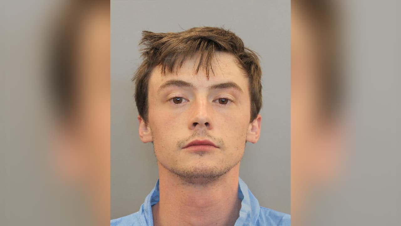 Confirman cargos de asesinato por la muerte de su padre al sospechoso de apuñalar a un perro policía