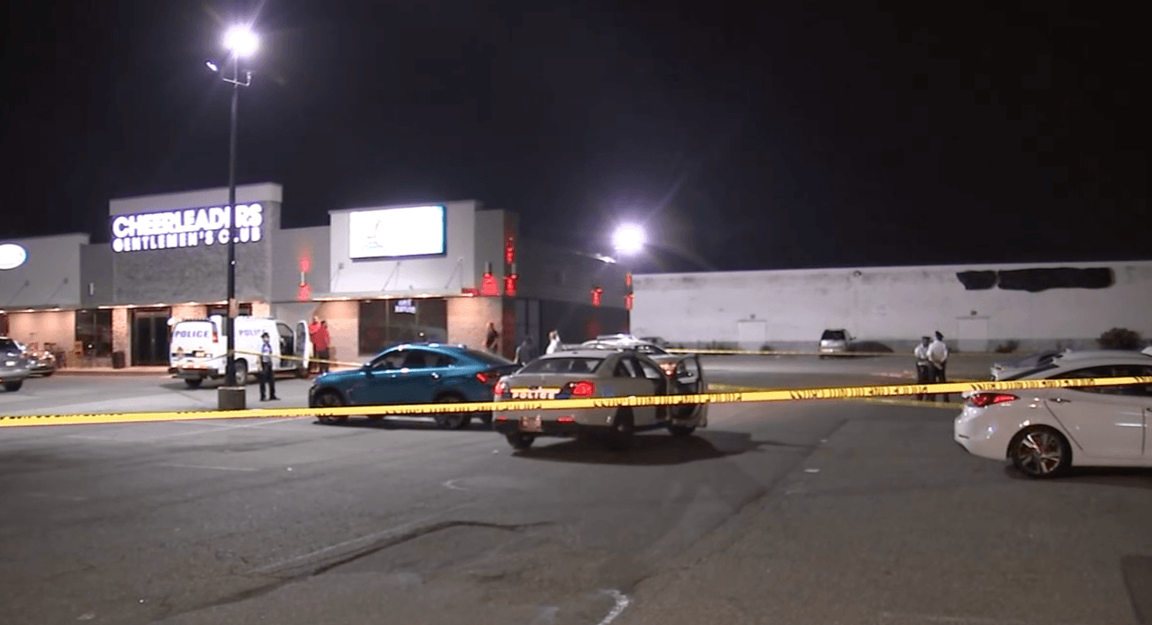 Hombre hispano es asesinado a tiros en medio de un robo en el estacionamiento de un club en el sur de Filadelfia