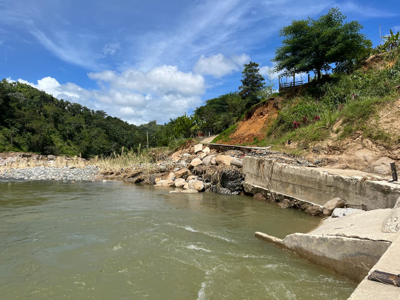 Detrás de las rocas y del concreto desperdigado se encuentran aisladas las familias de la comunidad Paso Palmas, en Utuado, Puerto Rico.
