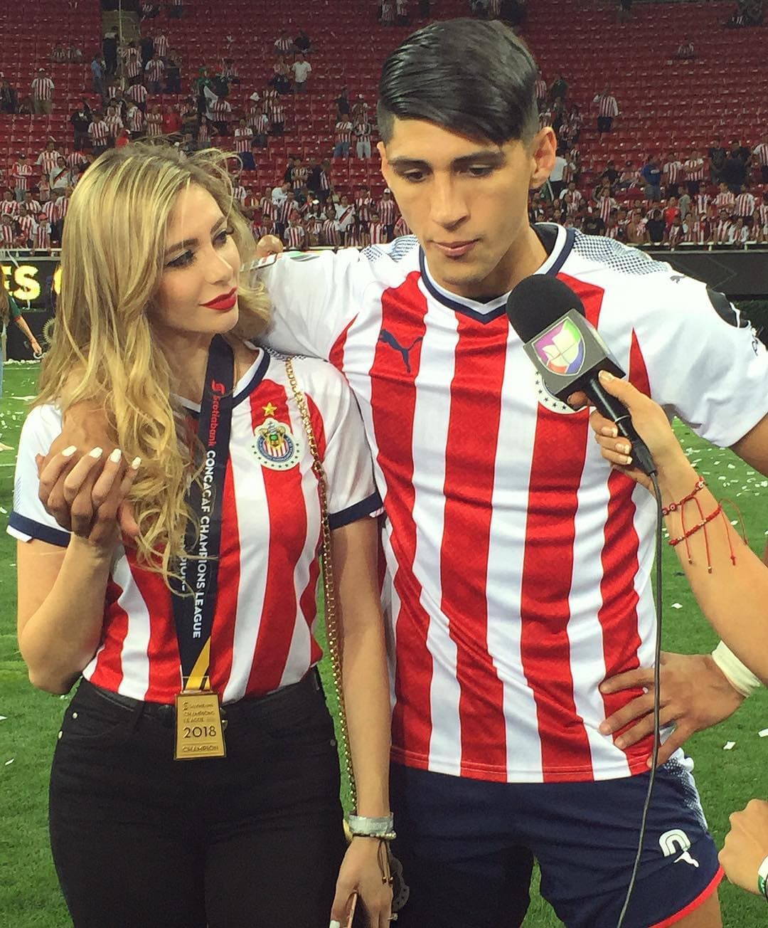 Aunque su relación ha tenido muchos altibajos, su amor con
<b>Alan Pulido</b> ha sido fuerte y desde el 2019 contrajeron matrimonio.