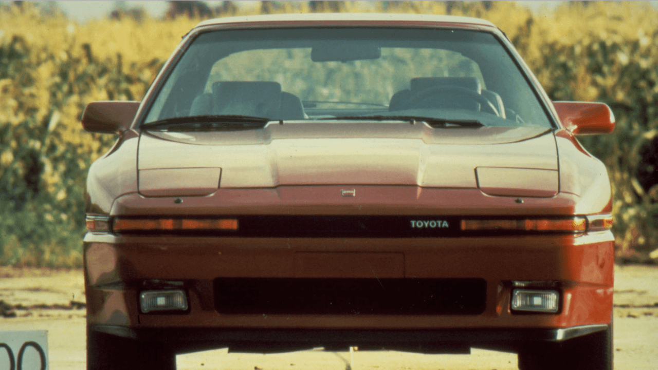 El nuevo Toyota Celica Supra no solo tenía un capó más largo que el del resto de la línea Celica sino que además contaba con faros frontales retractiles exclusivos. Esta vez la mayor longitud no solo afectó a la trompa sino también a la base de ejes, haciéndolo un auto más imponente. Toyota puso a la disposición de los compradores estadounidenses dos versiones del Supra, ‘Tipo-P’ por performance y ‘Tipo-L’ por lujo, cuyas diferencias eran meramente cosméticas.