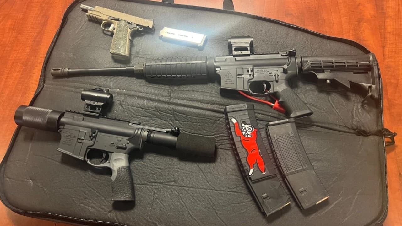 Durante cateo, policías decomisan sofisticado arsenal a un pandillero en San Mateo