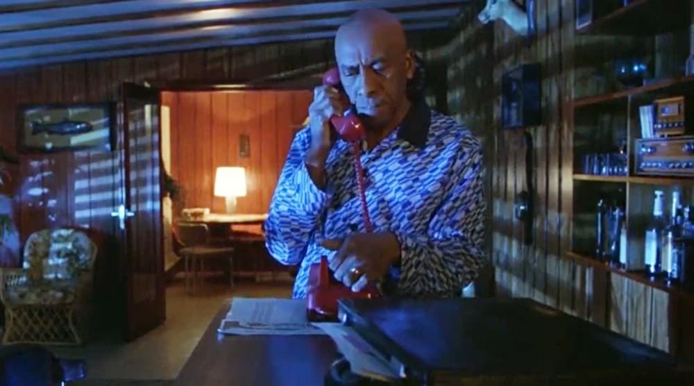 <b>Scatman Crothers- Dick Hallorann</b>
<br>Dick Hallorann es el único que conoce y comprende el poder telepático de Danny. Algunas semanas después de dejar a la familia Torrance en el hotel, tiene una premonición que lo hace regresar para ver si todo estaba en orden. Lamentablemente es asesinado por Jack con un hacha.
<br>