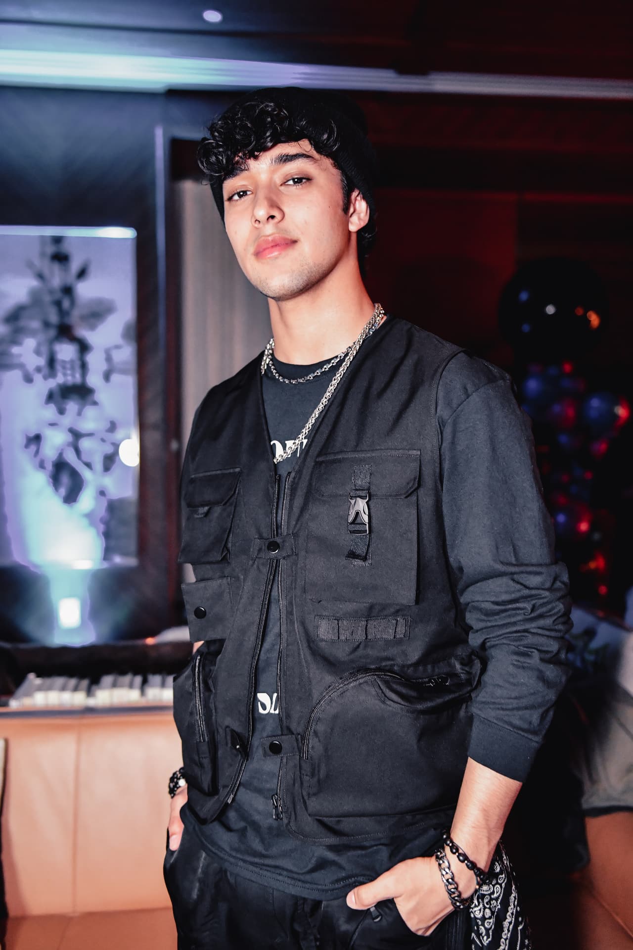 Joel estuvo muy al tanto del desempeño musical de las participantes de Reina de la Canción.