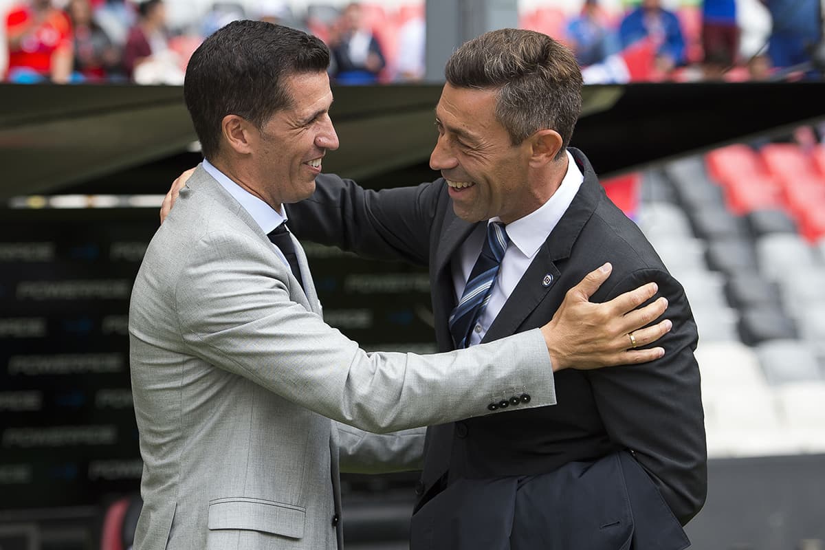 Los técnicos, Pedro Caixinha de Cruz Azul (derecha) y Gustavo Díaz del León (izquierda) antes del inicio del juego.