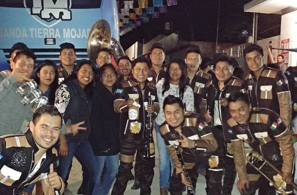 Una de las últimas fotos que el músico oaxaqueño se tomó con sus admiradores. Él soñaba con que la música de banda tradicional de Oaxaca llegara a todas partes del mundo.