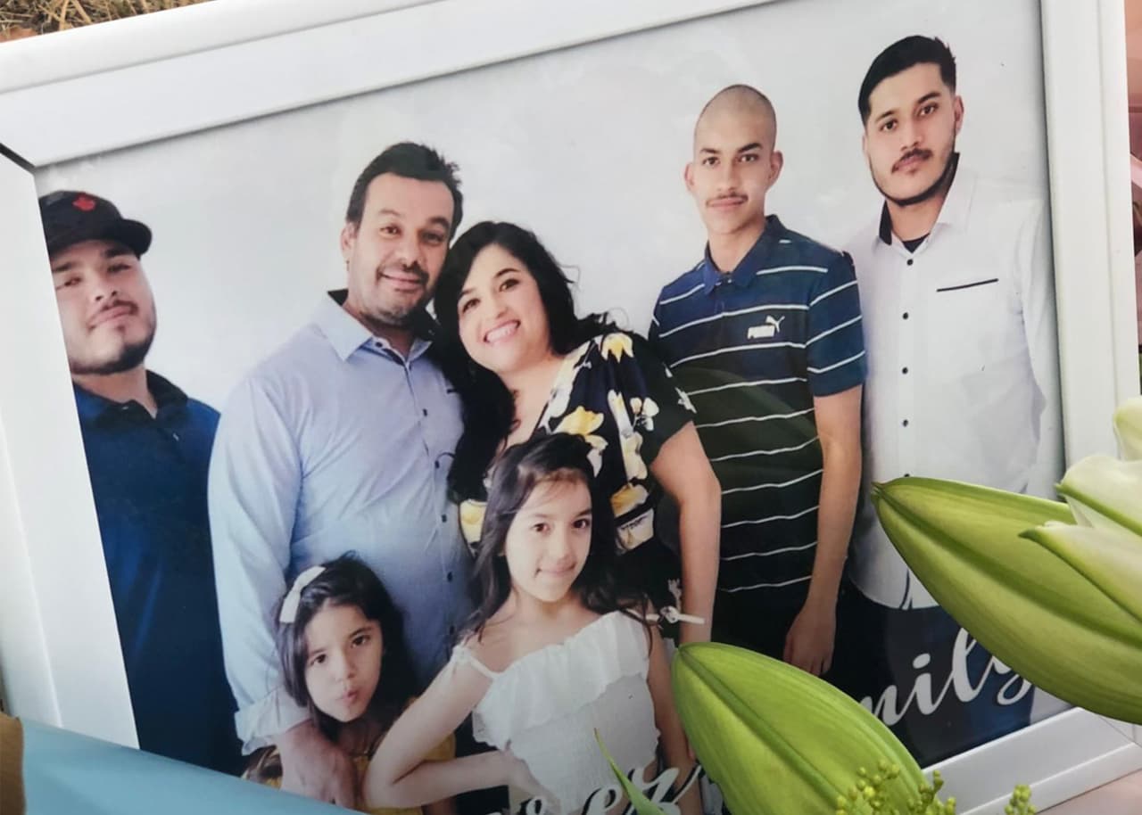 Las autoridades indagan en qué momento esa aparente felicidad terminó y derivó en violencia familiar. Ramírez tenía ya ordenes de restricción previas que le prohibía portar armas.
<br>
<br>