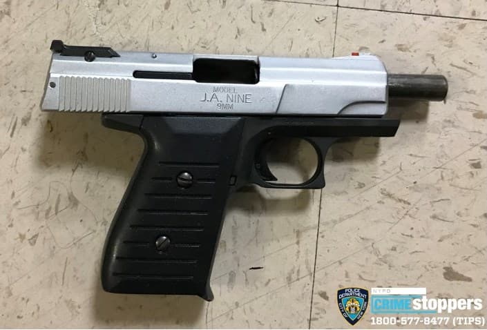 Arma semiautomática de 9 mm que se le encontró al sospechoso