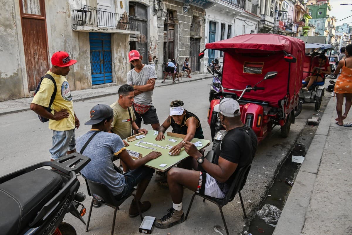 Unos hombres juegan dominó en una calle de La Habana durante un apagón, el 16 de marzo de 2026, en medio de la crisis energética que afecta a Cuba.