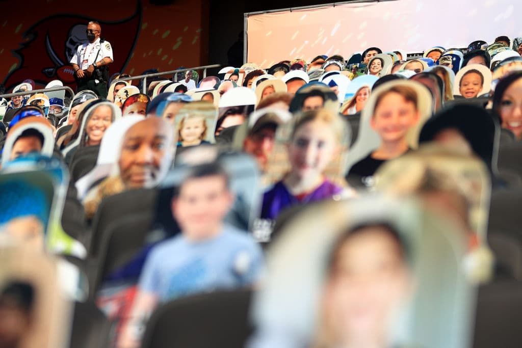 Durante la pandemia, se llevará a cabo el Super Bowl LV y, con las medidas necesarias, fanáticos se dan cita en el Raymond James Stadium para ser testigos del encuentro entre Kansas City Chiefs y el equipo local, Tampa Bay Buccaneers en la lucha por el trofeo Vince Lombardi.