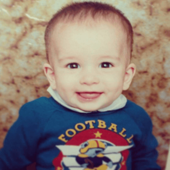 Nació en Medellín, Colombia, el 15 de octubre de 1994.