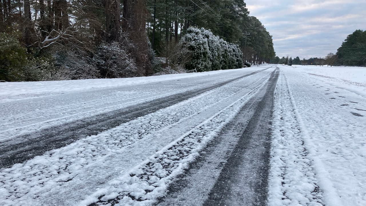 Si te encuentras conduciendo sobre hielo debes mantener la calma. La regla principal es hacer lo menos posible, y permitir que el automóvil pase sobre el hielo. No golpees los frenos.