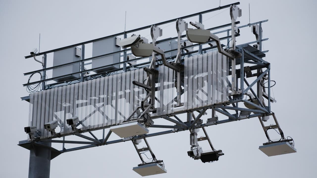 <h3 class="cms-H3-H3">Cuál es la forma en que engañan </h3>
<br>
<br>El modo se repite en la mayoría de los casos reportados:
<br>👉🏻 El mensaje llega
<b>sin previo aviso. </b>
<br>👉🏻 Asegura que
<b> hay un monto sin pagar. </b>
<br>👉🏻 Incluye un
<b>enlace para “resolver el problema”. </b>
<br>👉🏻 Advierte sobre
<b> multas o cargos extra</b> si no se paga de inmediato.
<br>El objetivo es crear urgencia para que la persona actúe sin verificar.