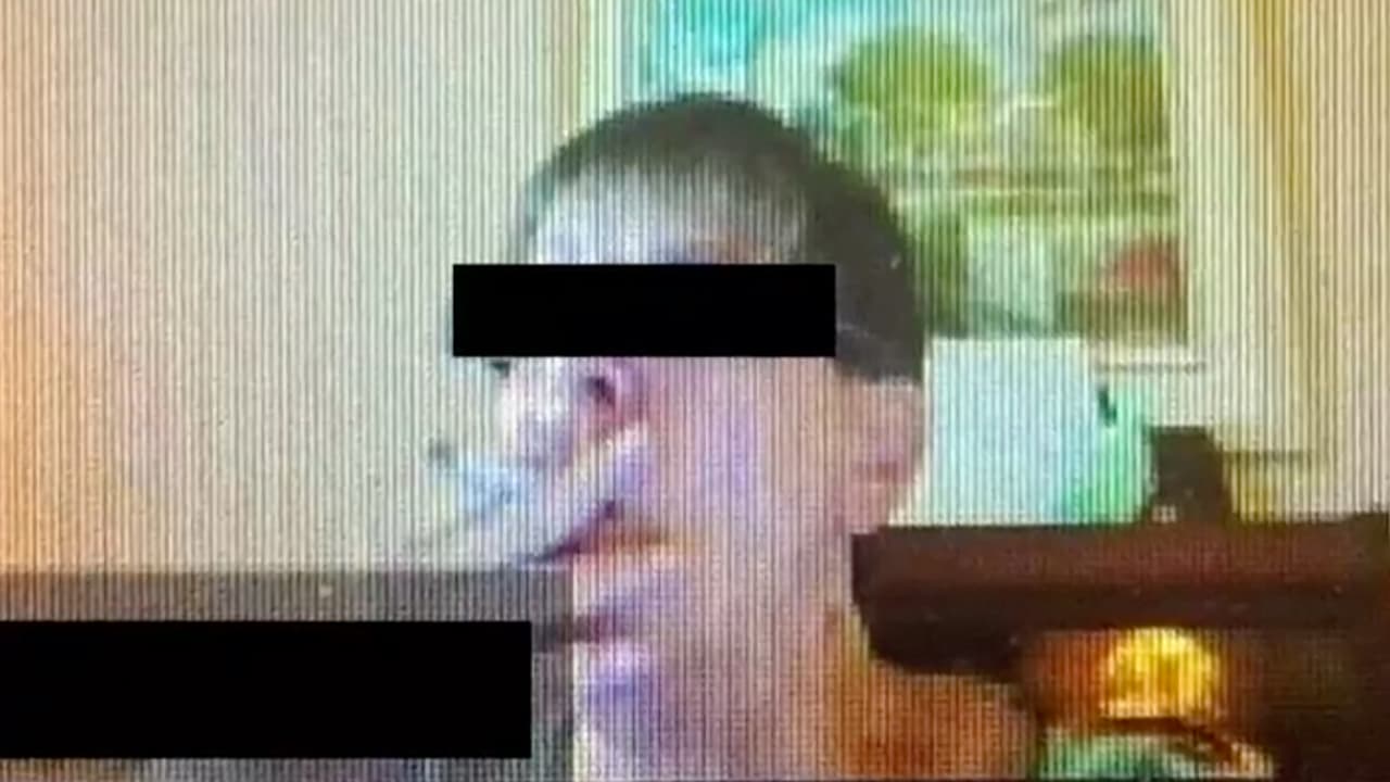 Maestra es suspendida por fumarse un cigarrillo en una clase virtual