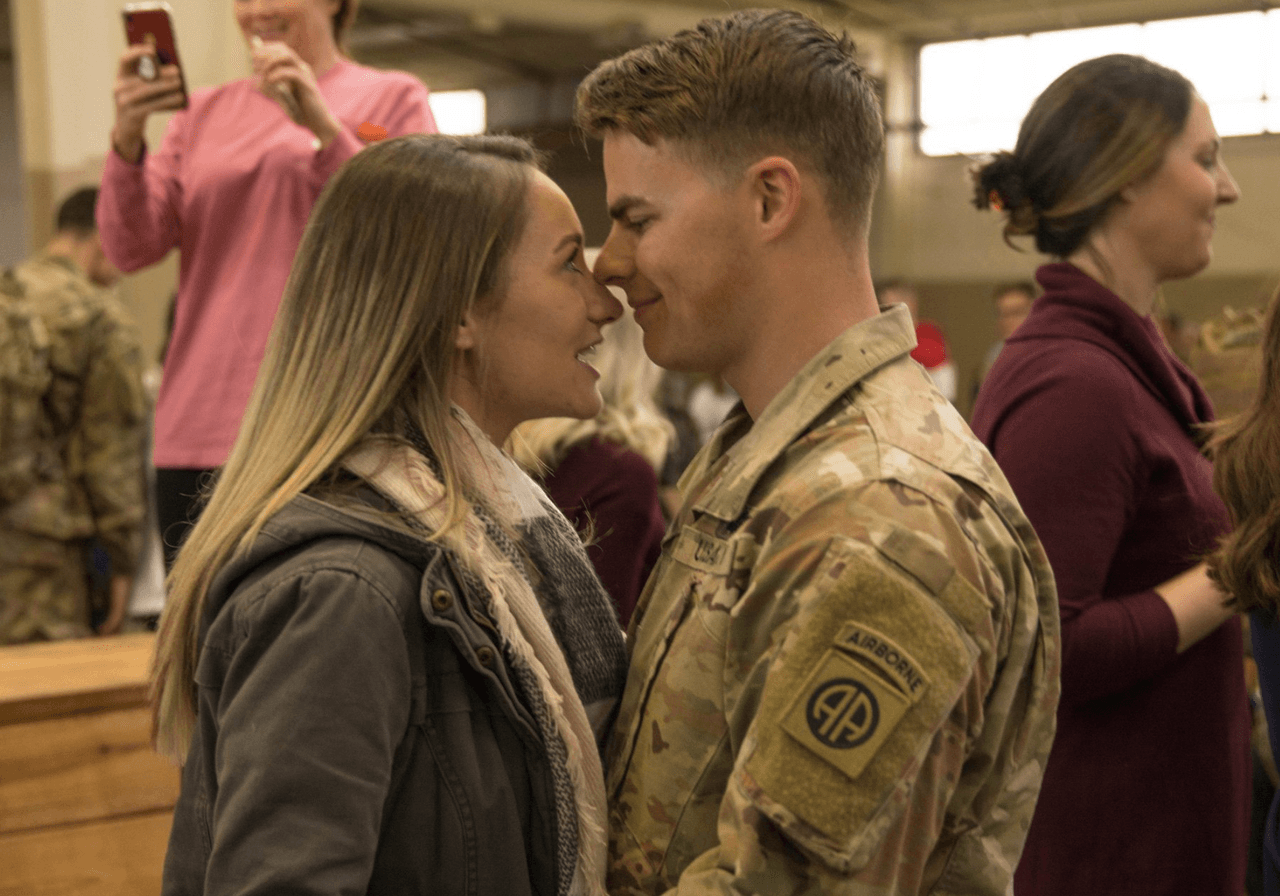 Los familiares de los militares se reunieron en las instalaciones de la base militar de Fort Bragg, donde fueron homenajeados en su regreso al territorio estadounidense.