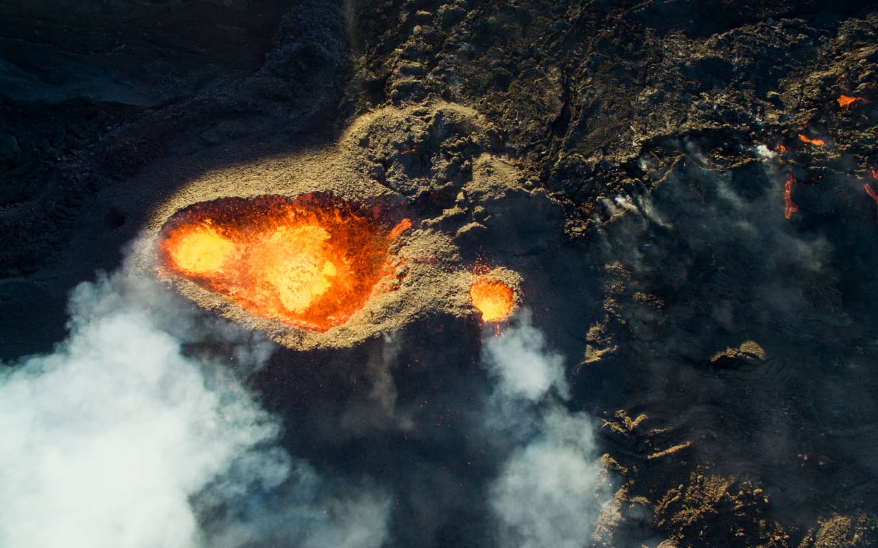 Vista del interior de un volcán en erupción en Islas Reunión, isla francesa al este de Madagascar.