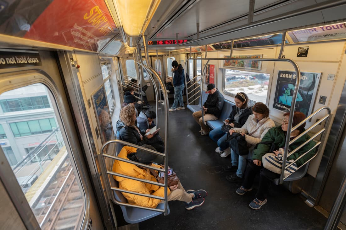 Una mujer fue quemada viva en un vagón de metro en Nueva York por un presunto desconocido: la policía detuvo al sospechoso