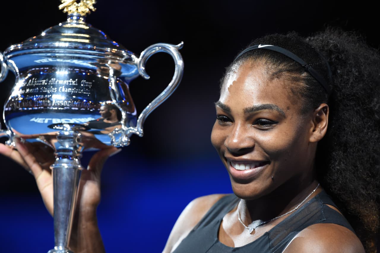 Serena Williams con el trofeo que la acredita como la campeona del Abierto de Australia 2017.