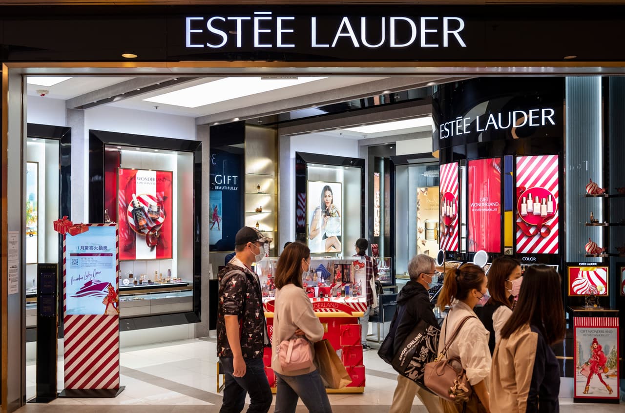 <b>Puesto 5. Familia Lauder.</b>
<br>
<br>• Patrimonio: 40,000 millones de dólares.
<br>
<br>• Cambio desde 2015: Subió.
<br>
<br>• Origen de la riqueza: cosméticos.
<br>
<br>Estée Lauder, originaria de Queens, fundó una firma de cosméticos junto a su esposo en 1946, después de desarrollar cremas para la piel en su cocina. Hoy seis miembros multimillonarios de la familia Lauder poseen participaciones en la empresa, que cotiza en bolsa. Maneja 29 marcas, incluidas MAC, Origins y Clinique.
<br>