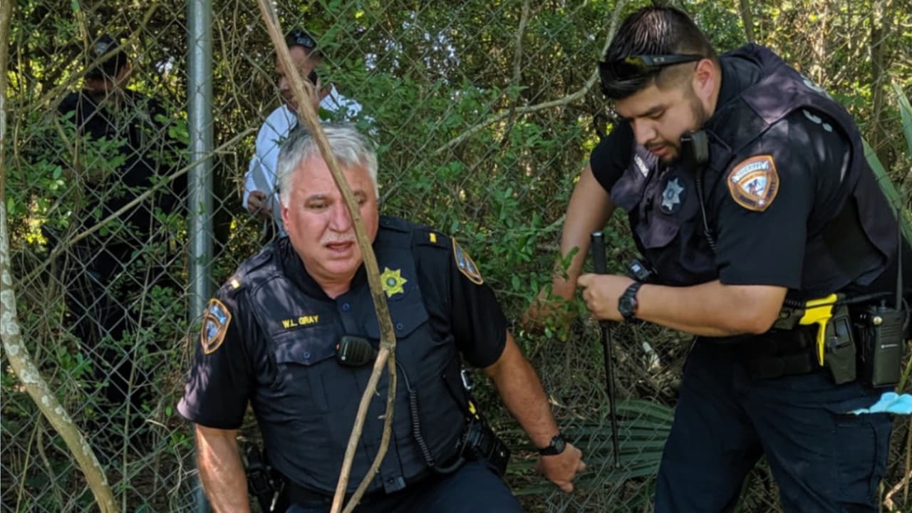 Los oficiales que atendieron la denuncia peinaron una zona boscosa cercana a la residencia de la dueña de la mascota y hallaron más huesos.