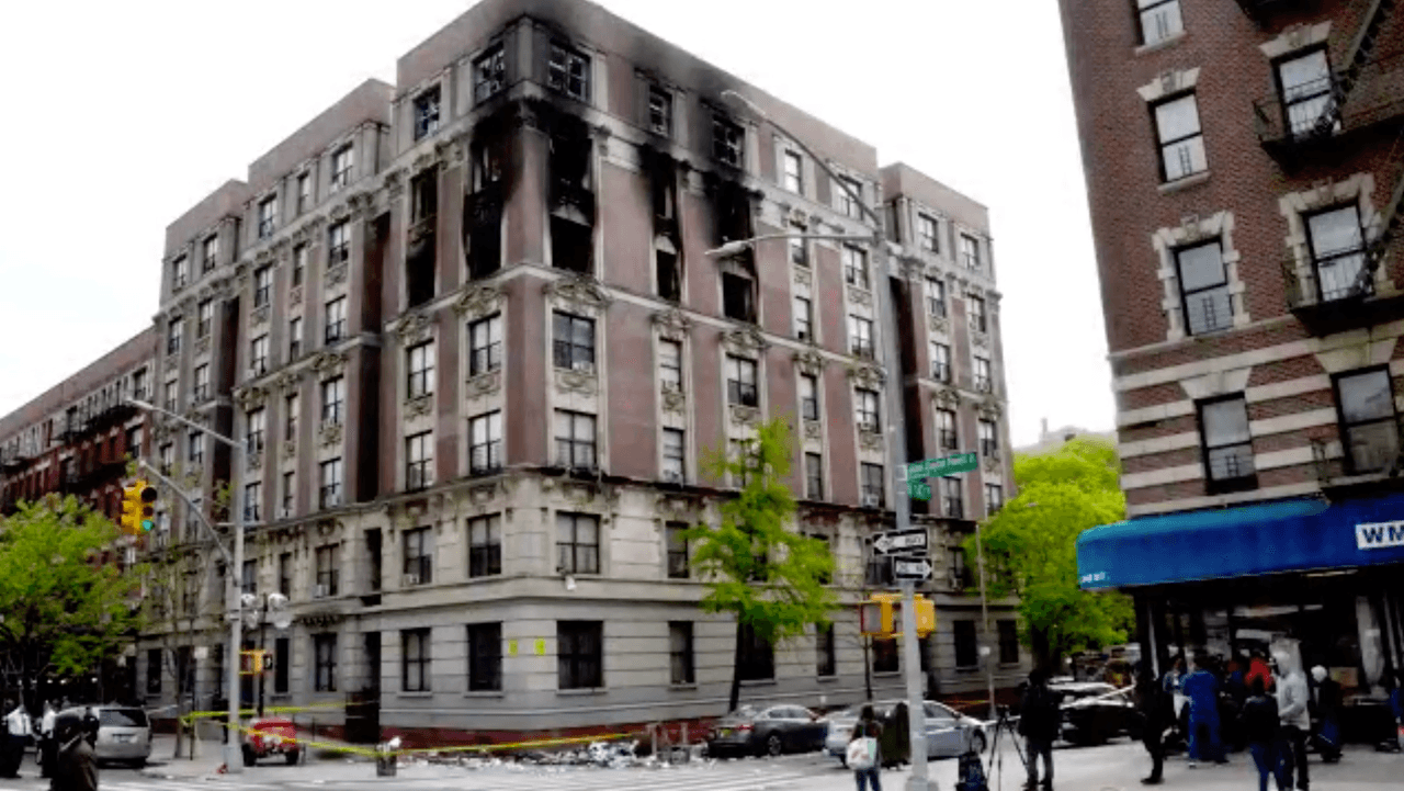 El edificio de NYCHA está ubicado en el 2441 de la avenida 7ma en Harlem. Los niños, entre 3 y 11 años de edad, su madre y un hermanastro de ella, fueron las víctimas.