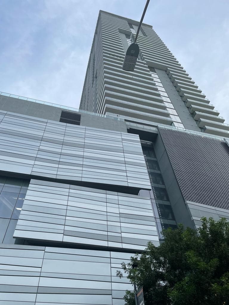 Según registros de propiedad, el exembajador Rocha es dueño de dos apartamentos en este edificio de Brickell.