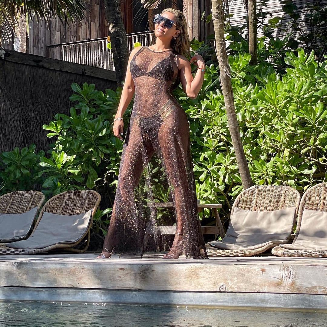 Aleida N煤帽ez despidi贸 el 2020 por todo lo alto y justo para el 31 de diciembre, visti贸 un vestido negro totalmente transparente y un elegante bikini negro por debajo.