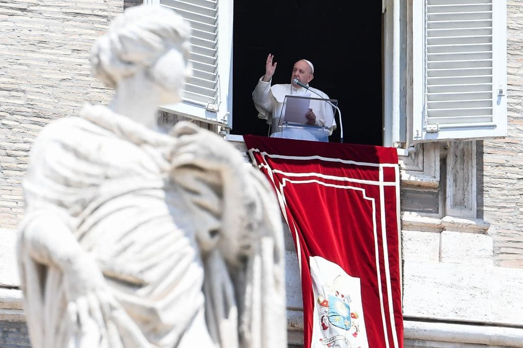 El papa ofreció la oración del Angelus por segunda vez desde el balcón de la plaza de El Vaticano.