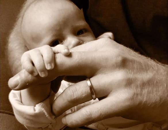 En sus primeros retratos, Archie presumía una mirada examinadora. En este, el fotógrafo captó el momento en que el pequeño tomó con su manita uno de los dedos de su padre.