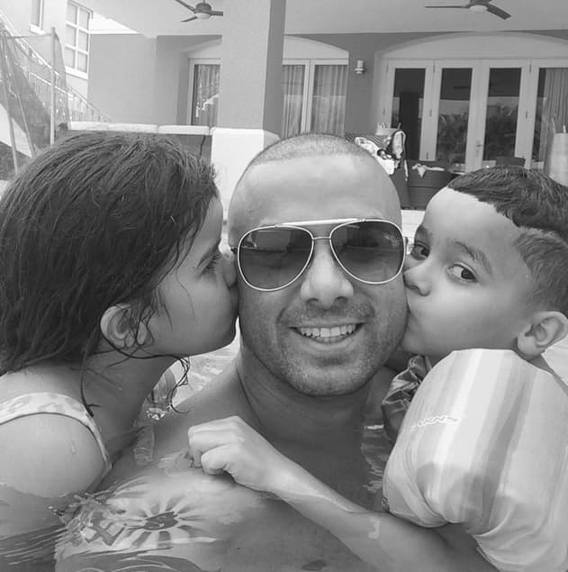 Y su hijos lo saben, por eso lo llenan de besos.