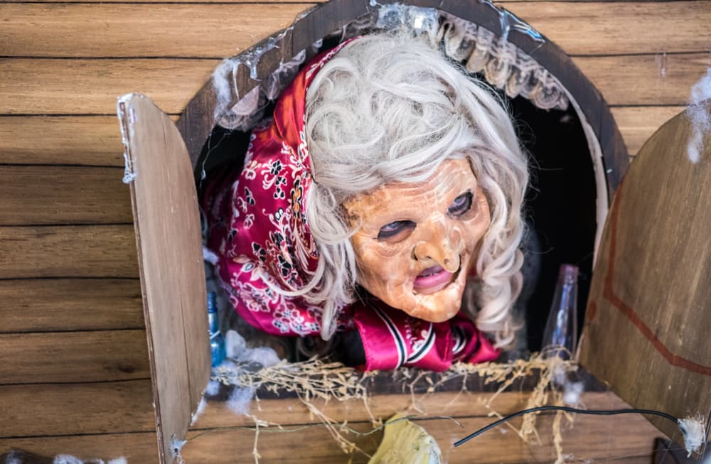 La Baba Yaga actúa entonces como una variación macabra de la típica Hada Madrina. Actuó como salvadora, pero también es villana por la manera en que se deshace de la gente malvada. Para ella, no existe límites de la moralidad y puede usar la violencia que quiera.