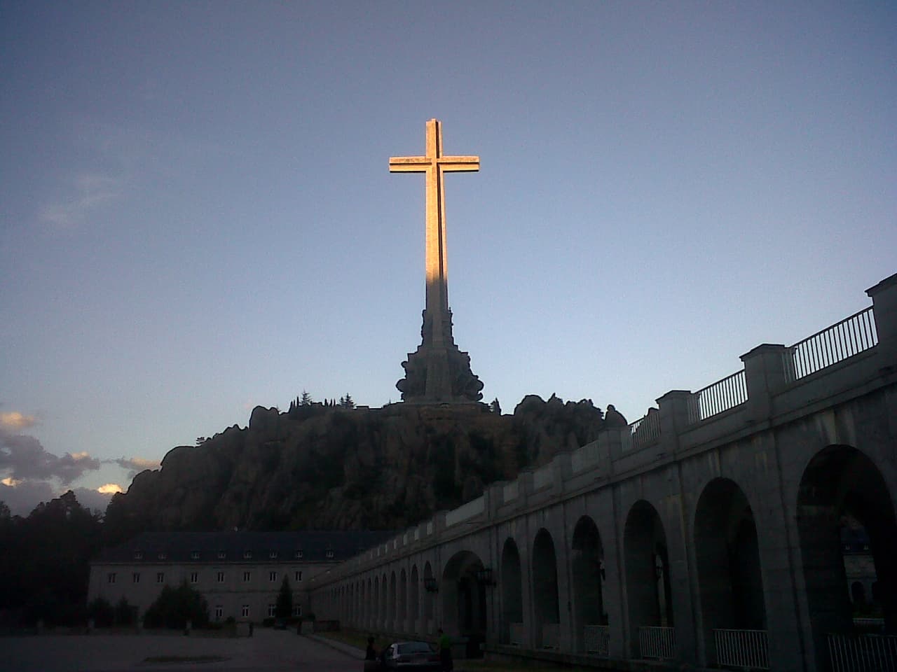 ‘Cuando me muera, levanten una cruz de marihuana con diez botellas de vino y cien barajas clavadas. Al fin ¿qué fue mi destino?... andar en las sendas malas’. es la estrofa del corridor ‘La Cruz de Marihuana’ del Grupo Exterminador. | 'Cruz del Valle de los Caídos', localizada en España.